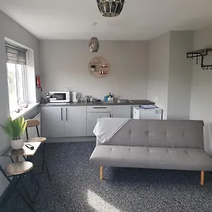 Happy Airfield Apartment