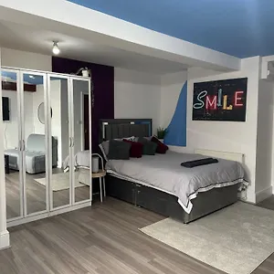 Modern & Cosy Near Centre Apartment